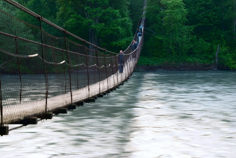 781x522, 146 Kb / Мост, люди, Хаджох, Адыгея