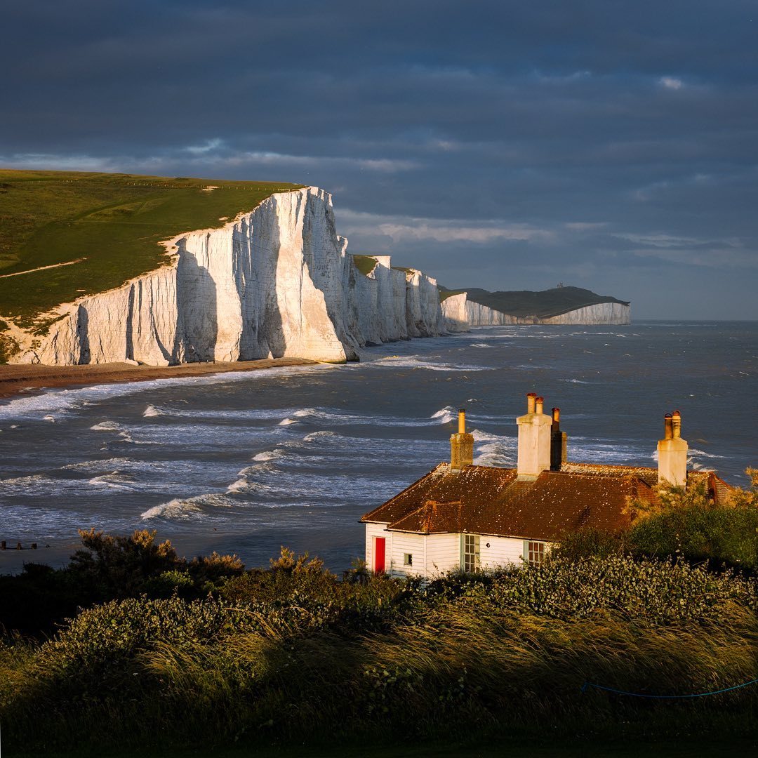 1080x1080, 229 Kb / горе, скалы, обрыв, дом, море, океан, берег, побережье, пляж, труба, небо, облака