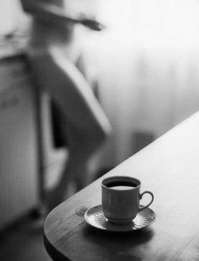 400x525, 22 Kb / чашка кофею, стол, силуэт, ч/б