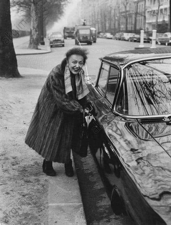 554x728, 68 Kb / машина , старушка, шуба, улица, ч/б, Эдит Пиаф
