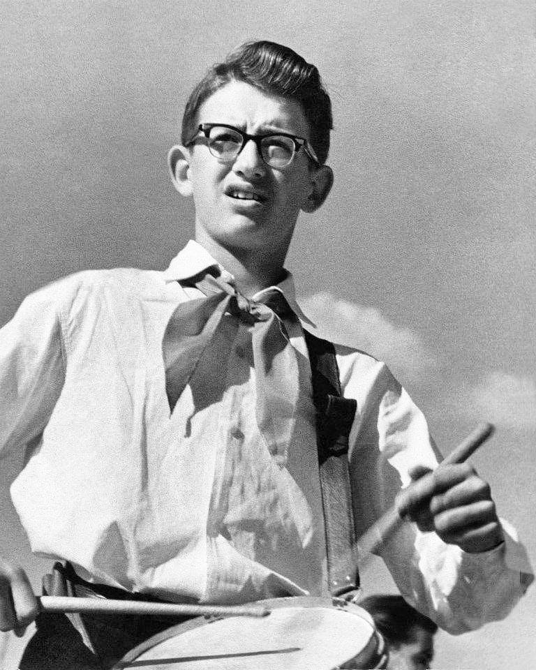 768x960, 146 Kb / пионер, галстук, очки, барабан, палочки, ч/б