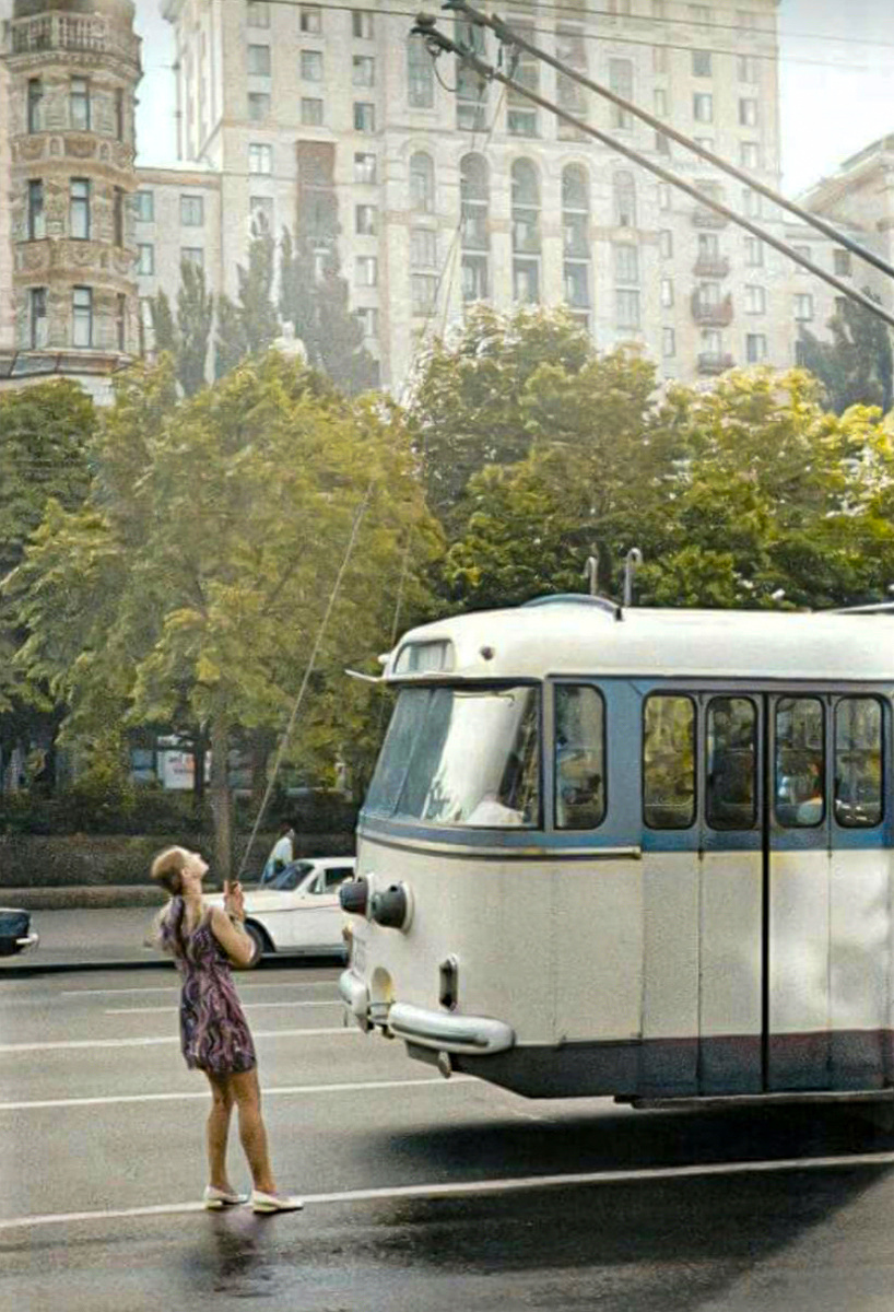 818x1200, 401 Kb / СССР, Украина, Киев, троллейбус, водитель