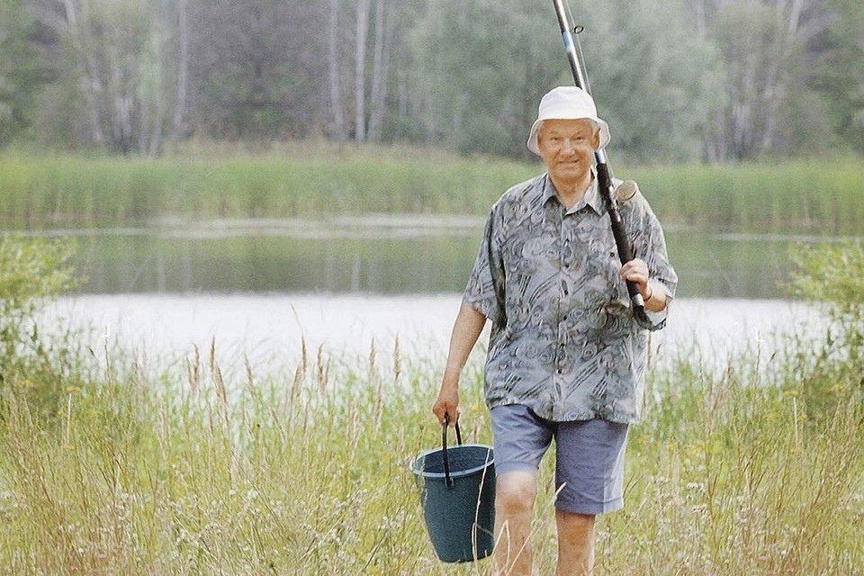 960x640, 259 Kb / Ельцин, ведро, рыбак, рыбалка, удочка, шорты, рубаха