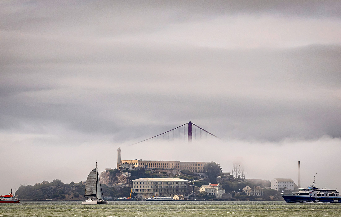 1100x700, 190 Kb / США, мост, остров, Золотые Ворота, облака, туман, Алькатрас, Сан-Франциско, парус, катамаран
