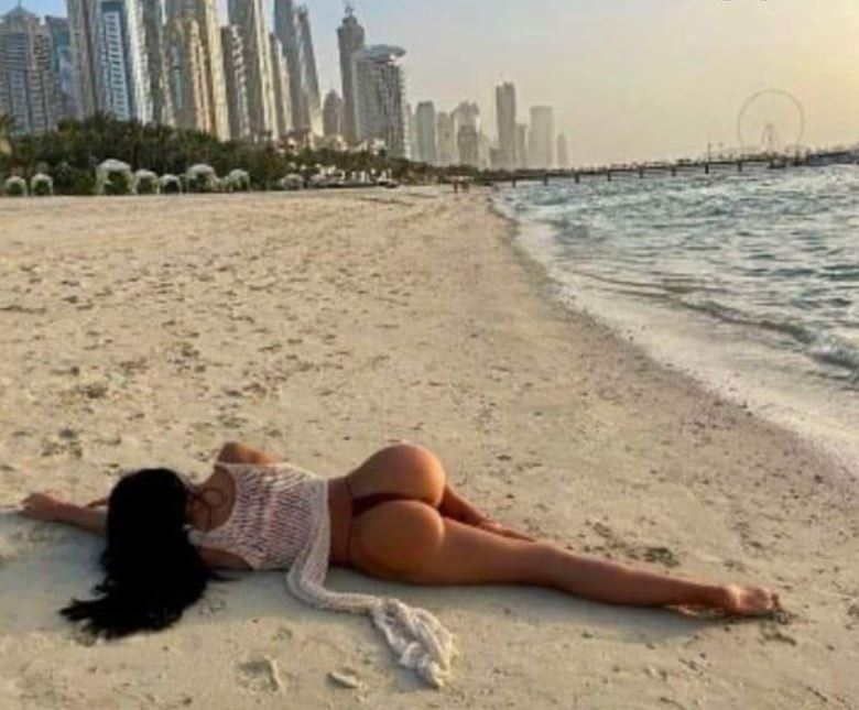 780x645, 69 Kb / брюнетка, лежит, попка, пляж, песок, море