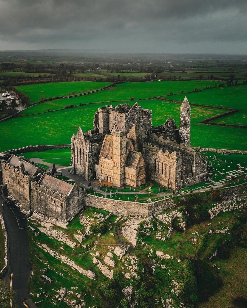 828x1035, 256 Kb / замок, крепость, Кашел, Ирландия, горы, скалы