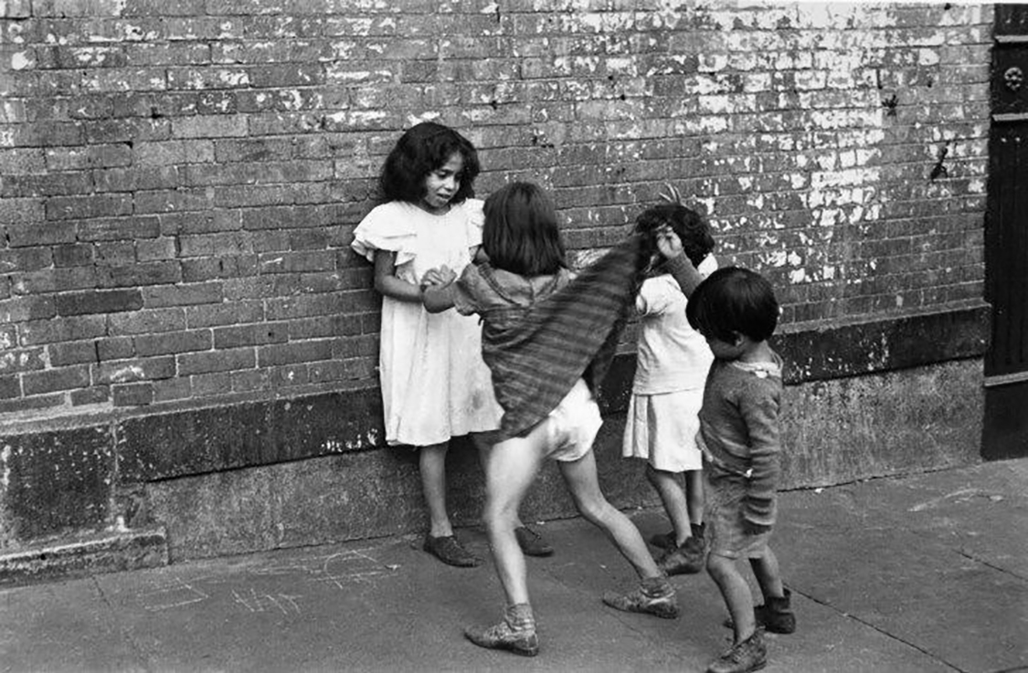 1125x737, 467 Kb / Дети, игра, разборки, пацан, ч/б