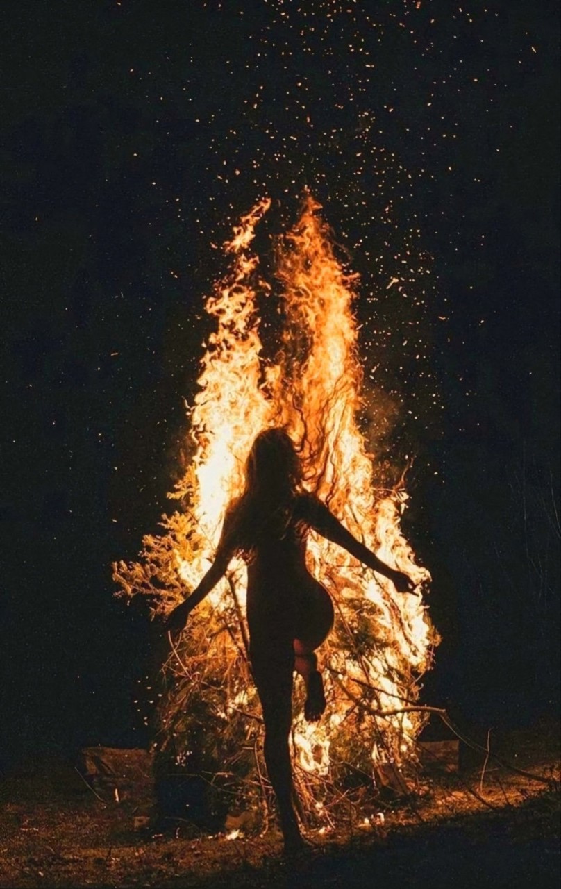 808x1280, 206 Kb / голая, костёр