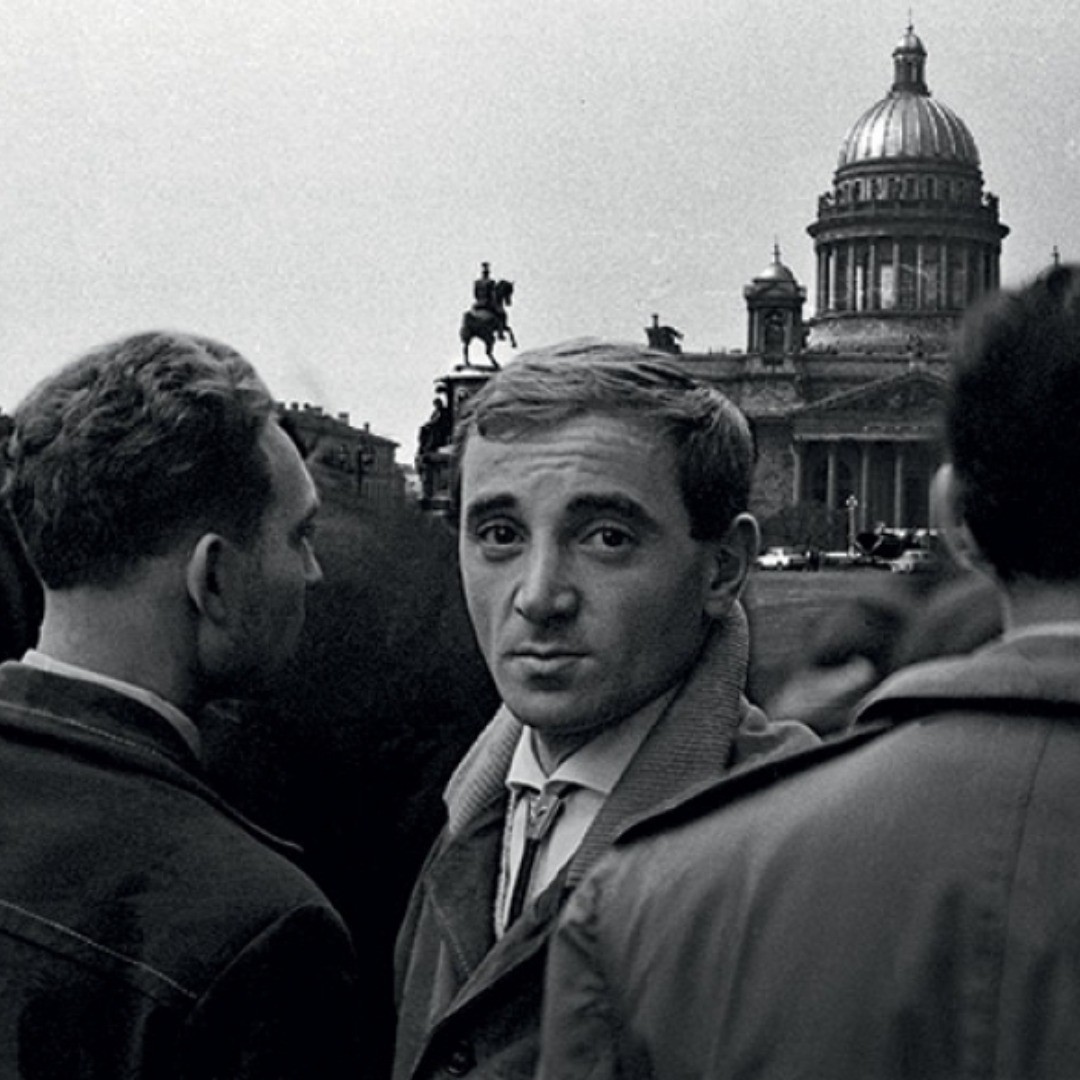 1080x1080, 175 Kb / Ленинград, Исакий, конная статуя, Шарль Азнавур, Charles Aznavour