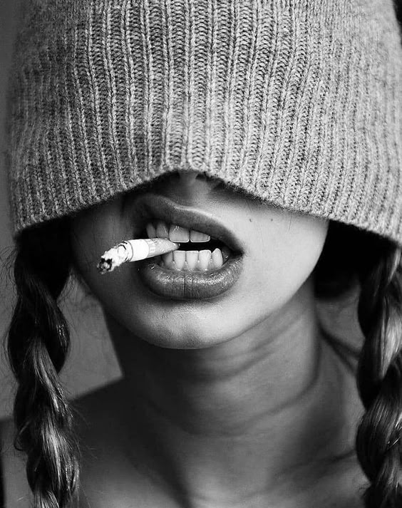 564x713, 93 Kb / сигарета, зубы, губы, косички, ч/б