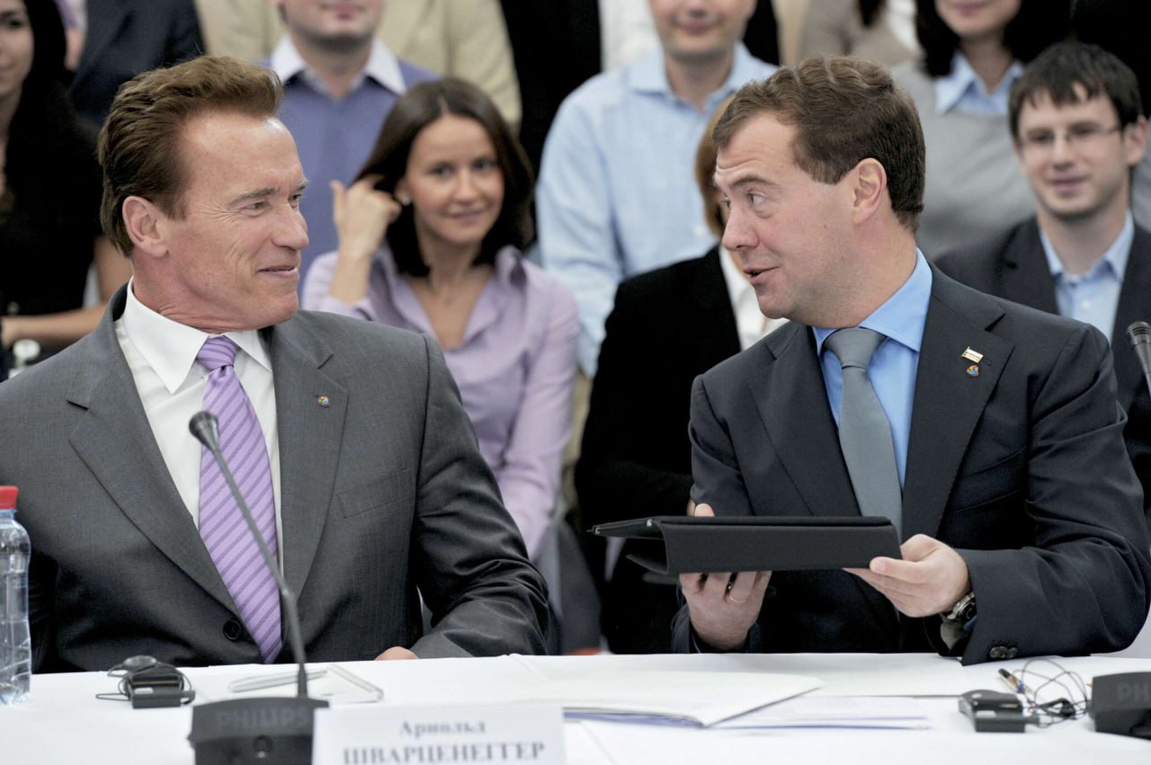 1280x851, 142 Kb / Шварценеггер, Медведев, сколково, пиджак, галстук, планшет