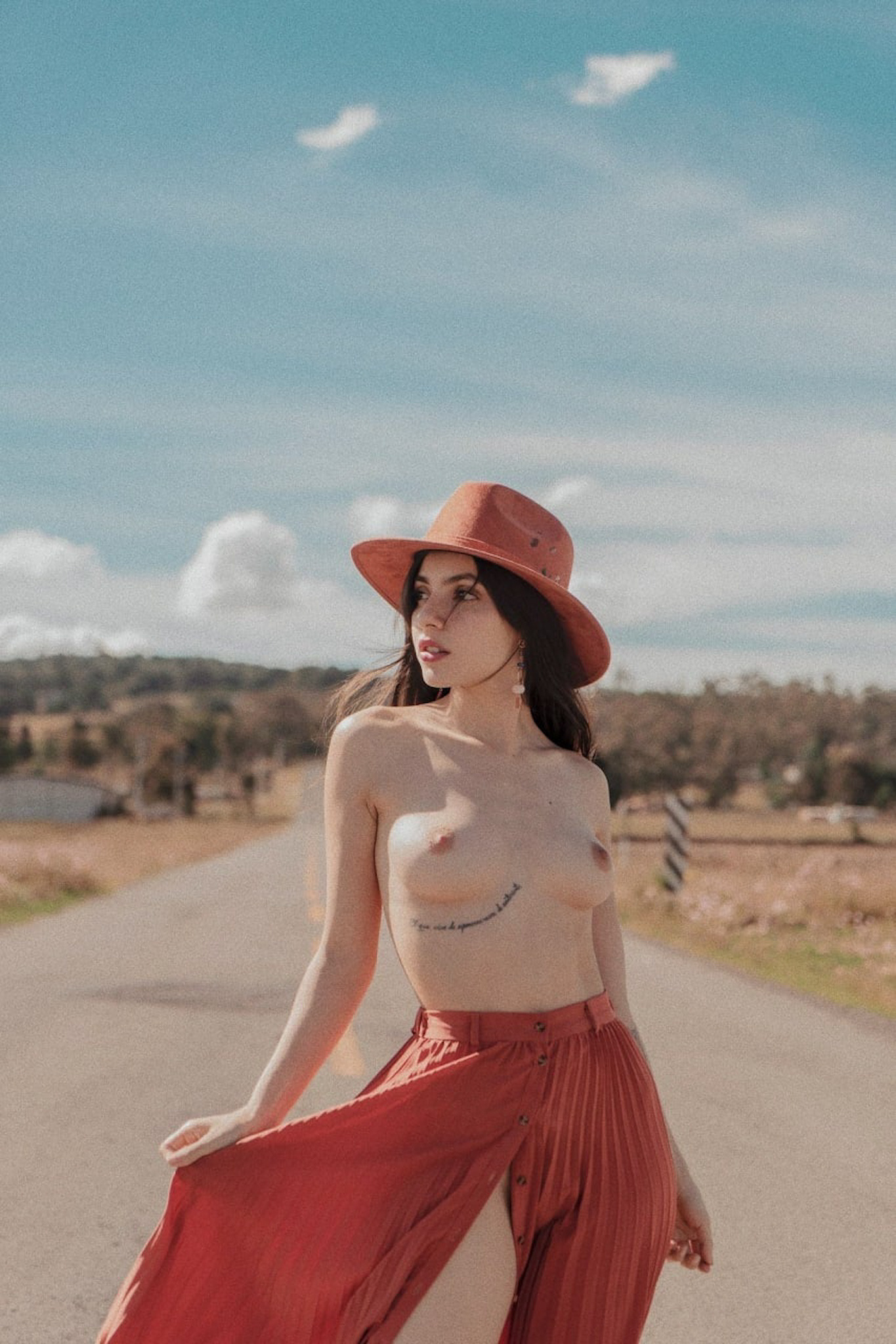 1365x2048, 577 Kb / Шляпа, юбка, тату, дорога