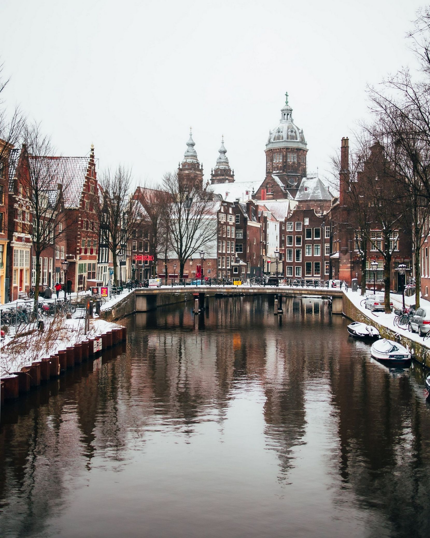 1659x2074, 608 Kb / город, снег, река, канал, лодка, катер, велосипед, Амстердам, Нидерланды, Голландия