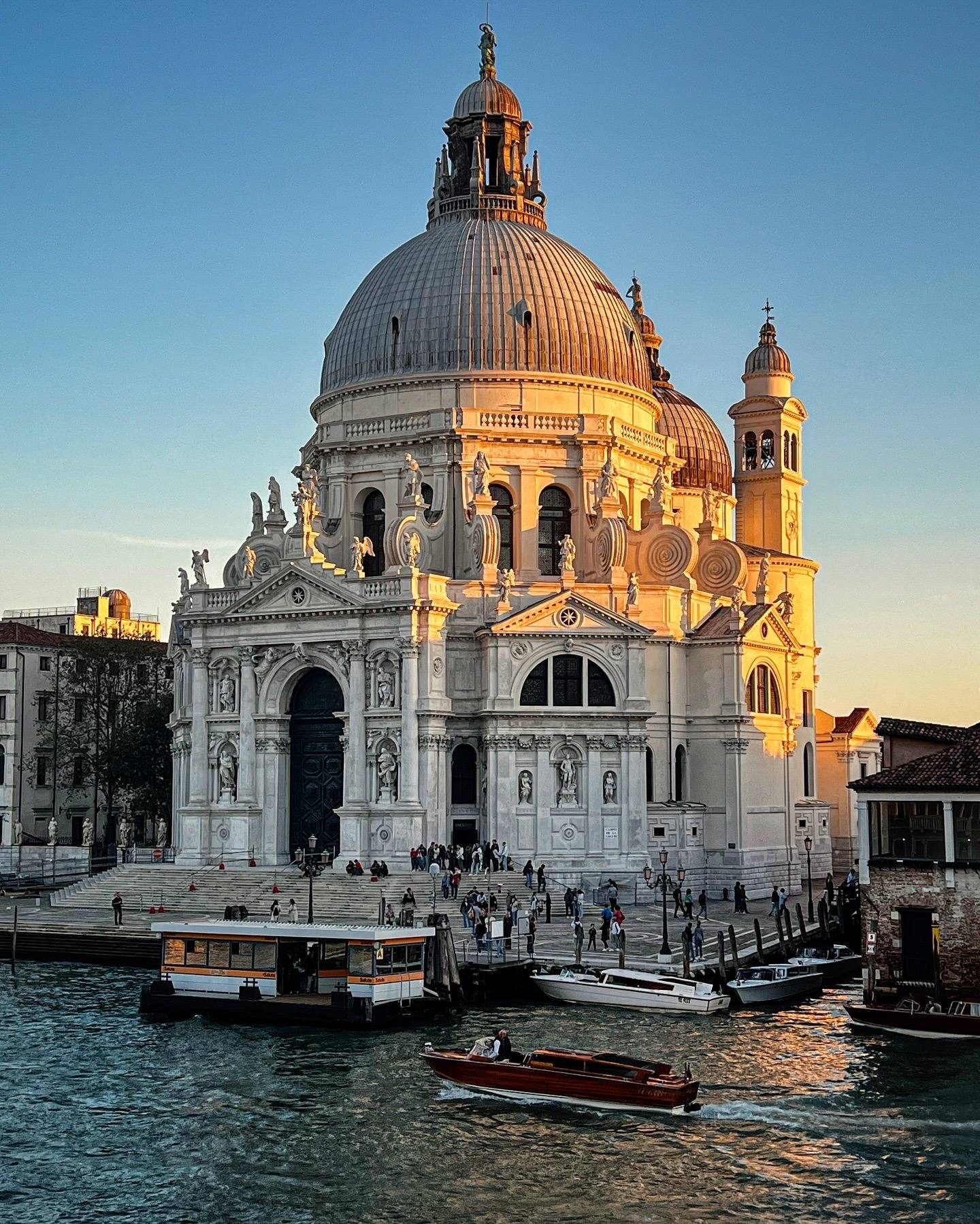 1440x1799, 464 Kb / Венеция, катер, пристань, Санта-Мария-Делла-Салюте, Италия, собор, церковь, лодка