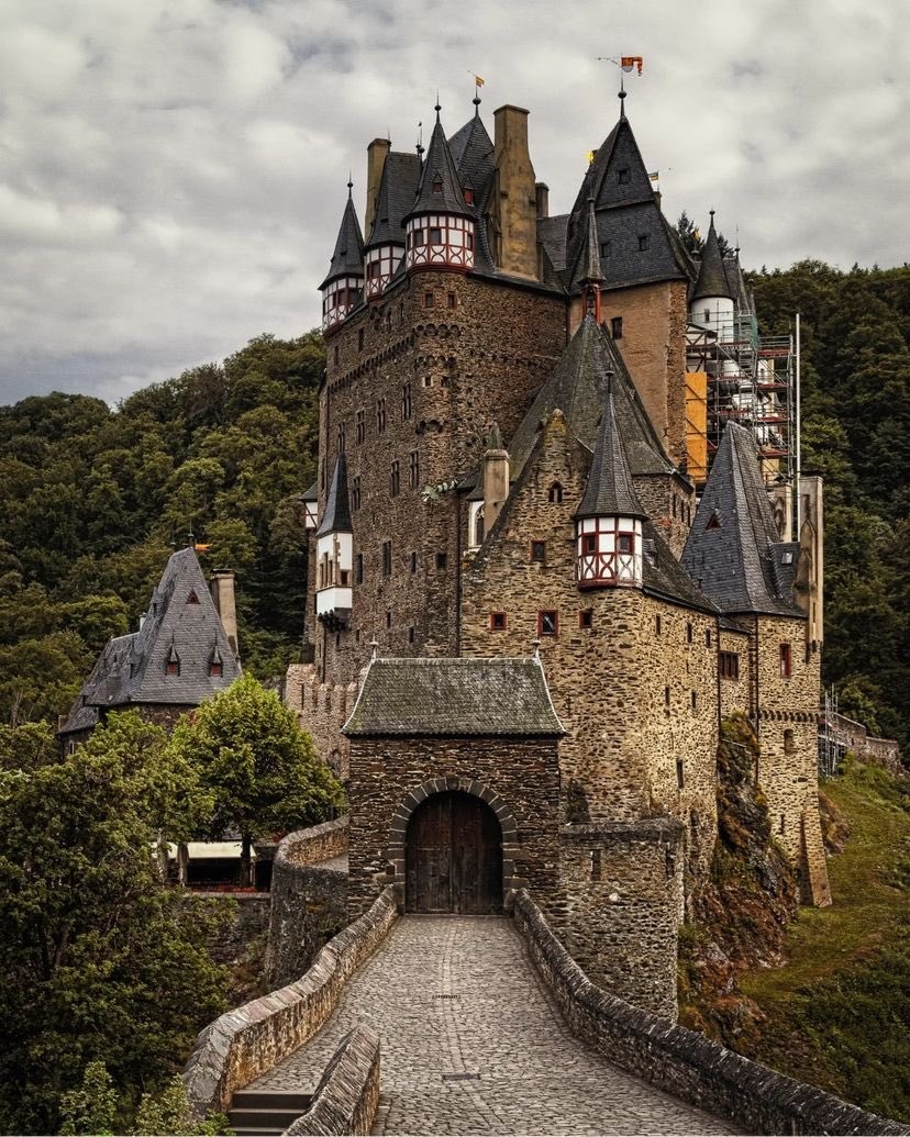 828x1035, 297 Kb / Eltz Castle, замок, крепость, Германия, Замок Эльц