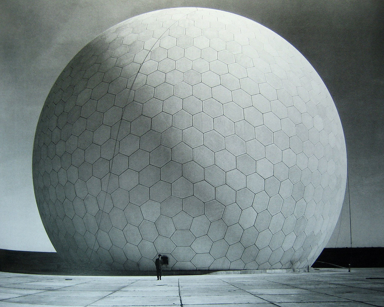 1280x1024, 354 Kb / ч/б, купол, сфера, часовой, солдат, радар, антенна, ВВС, база, Англия, локатор