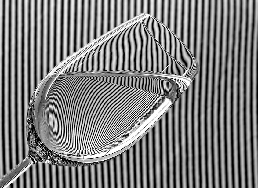 845x616, 200 Kb / бокал, полоски, ч/б