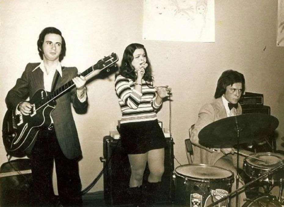 930x680, 95 Kb / Лариса Долина, гитара, барабан, СССР, волна, пиджак, бабочка