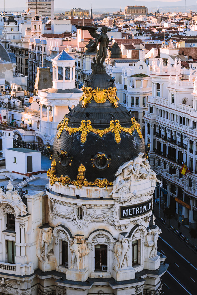 683x1024, 350 Kb / Метрополис, Мадрид, Испания, купол, скульптура