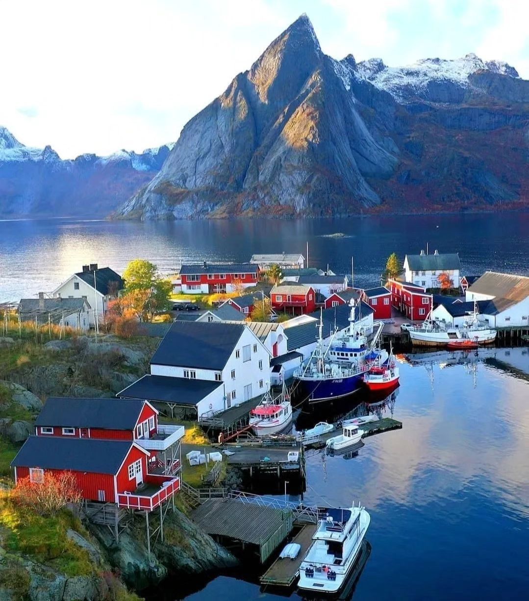 1079x1224, 231 Kb / горы, причал, домик в деревне, судно, катер, рыболовный траулер