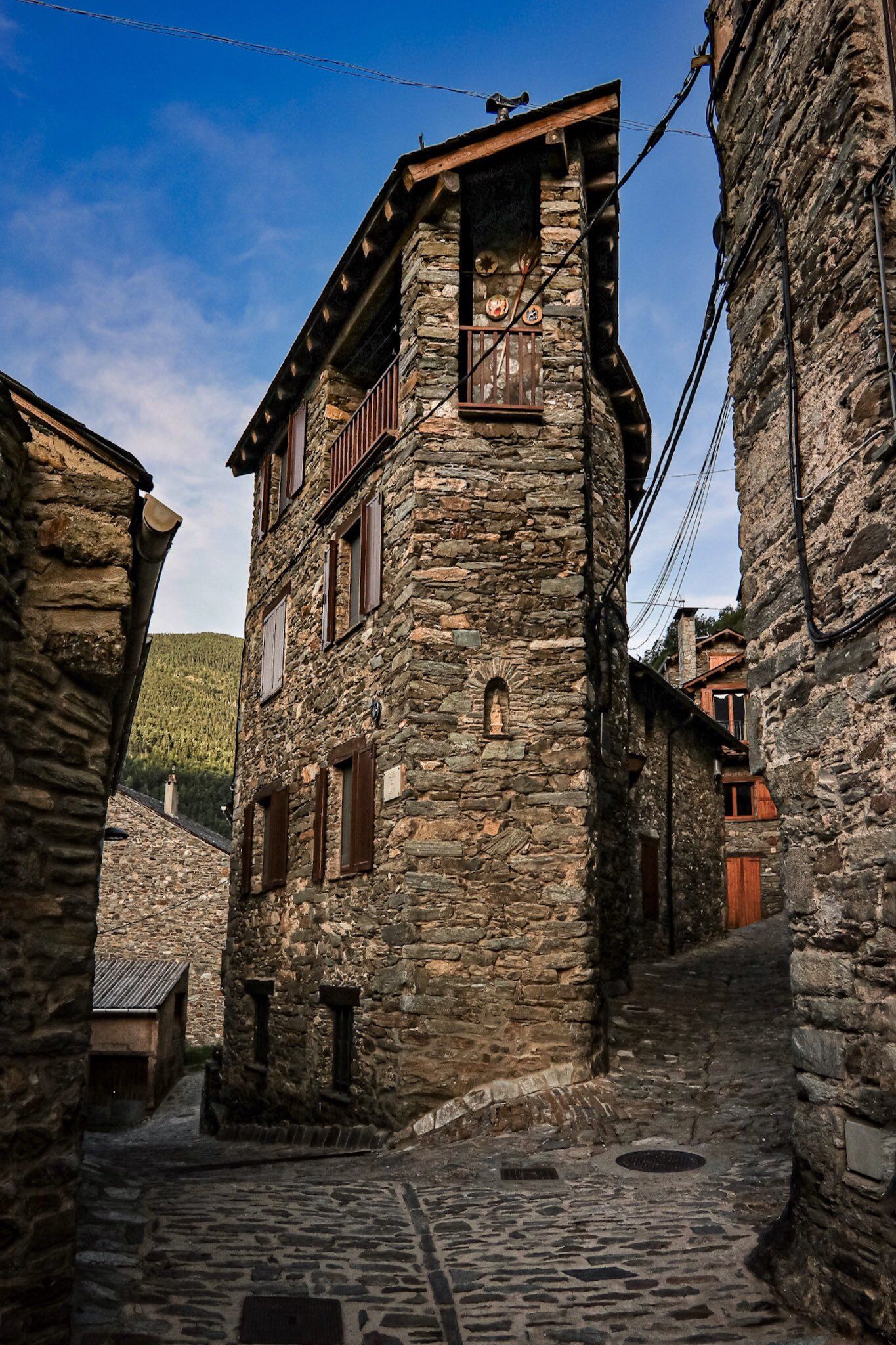 1365x2048, 605 Kb / дом, камень, кирпич, брусчатка, улица, Каталония, Италия, кабель, провода