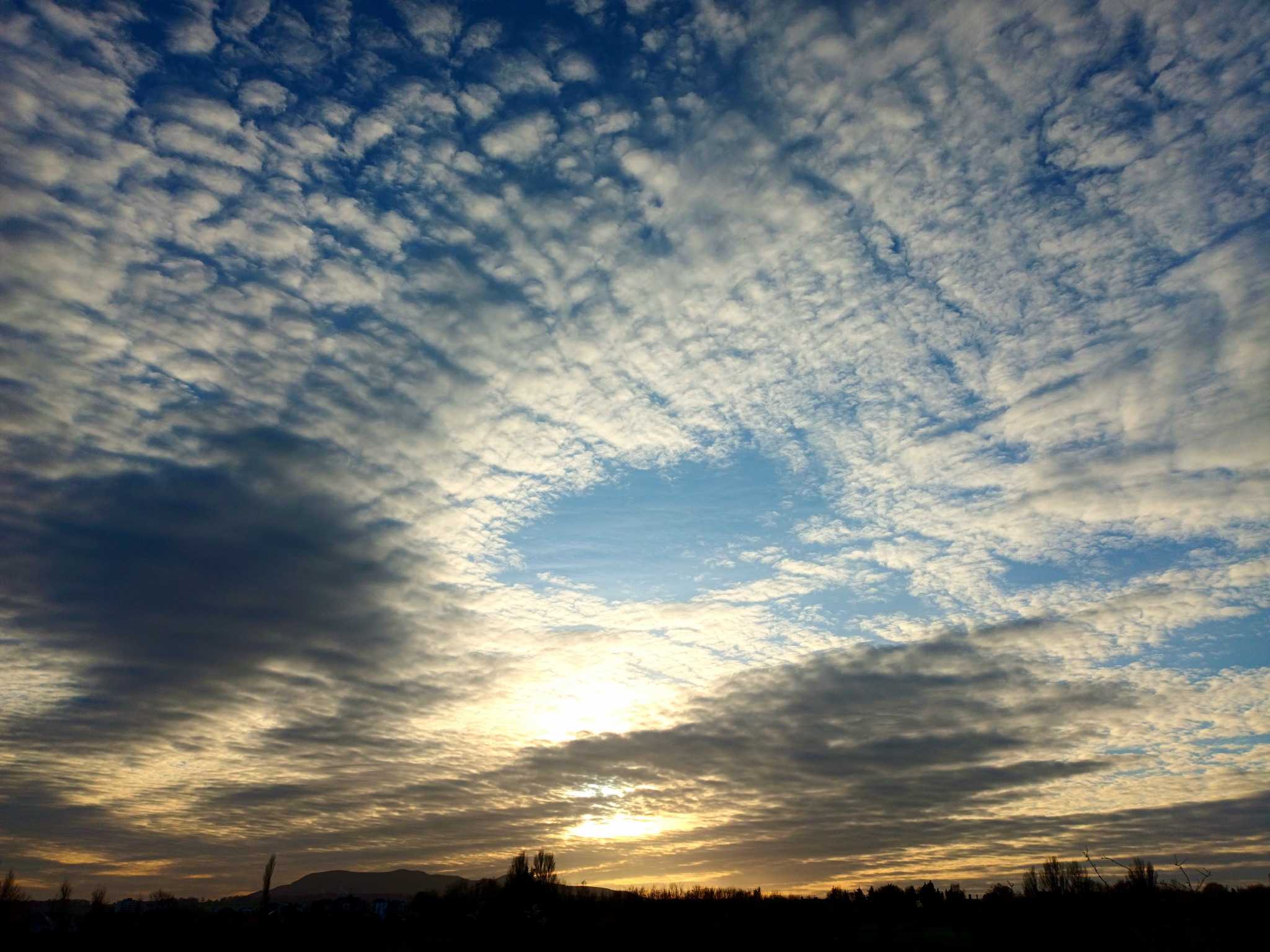 2048x1536, 622 Kb / небо, облака, горы, лес, закат, рассвет