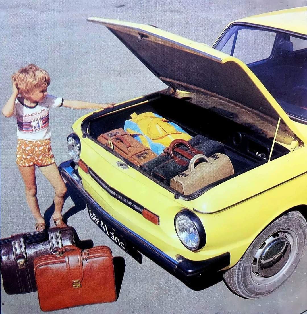 1080x1103, 218 Kb / автомобиль, классика, ретро, багажник, чемодан, заз, запорожец, шорты, ребенок, мальчик