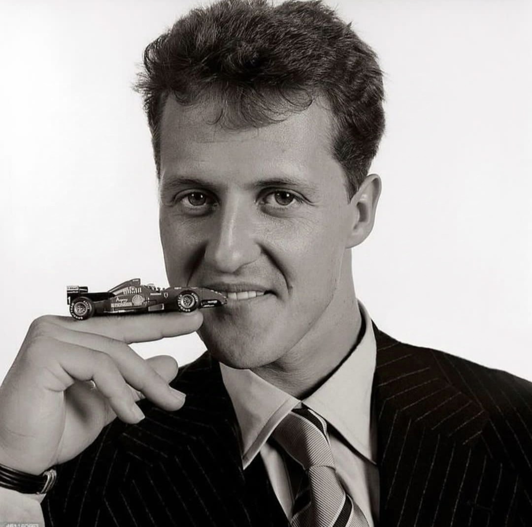 1080x1071, 183 Kb / Шумахер, формула 1, ч/б, модель, машинка, пиджак, галстук, портрет, улыбка