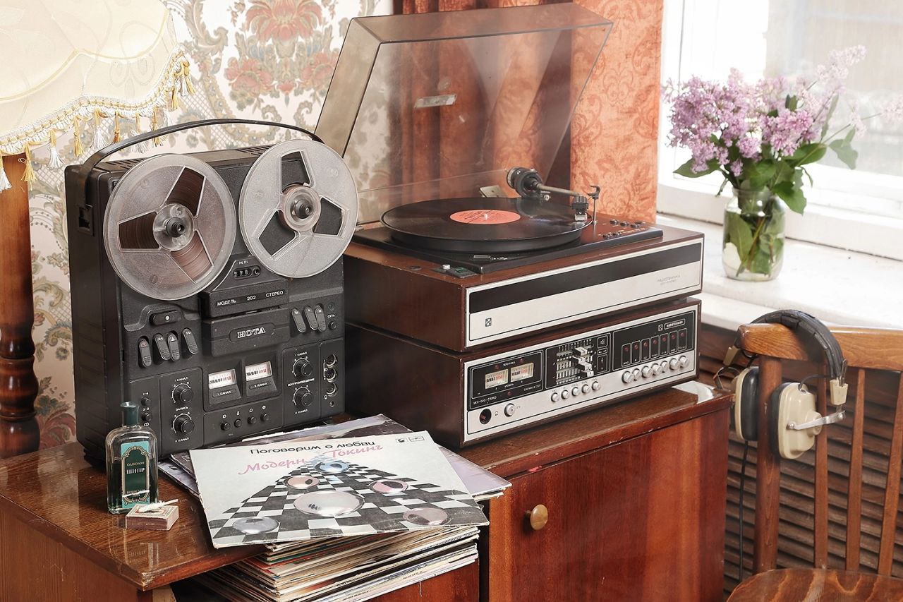 1280x853, 233 Kb / магнитофон, наушники, проигрыватель, винил, пластинка, цветы, букет, сирень