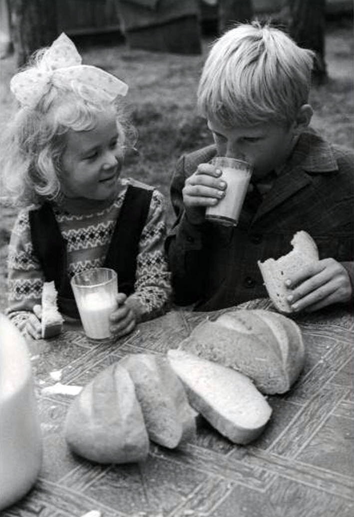 709x1034, 175 Kb / девочка, мальчик, молоко , хлеб, Виктор Ахломов, ч/б