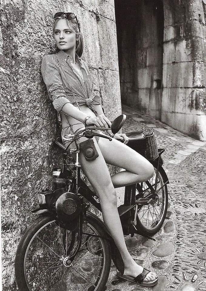 680x960, 256 Kb / девушка, велосипед с моторчиком спереди,фотоаппарат, очки, ч/б