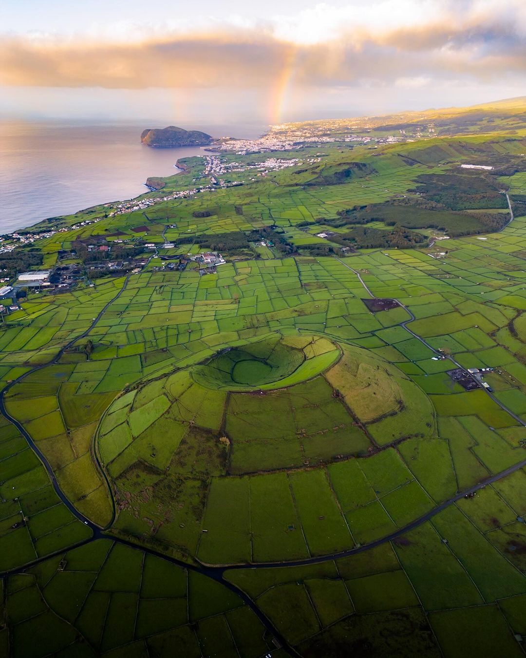 1080x1350, 220 Kb / радуга, небо, облака, поле, кратер