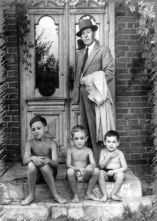 500x706, 82 Kb / Высоцкий, ч/б, дети, шляпа, пиджак, плащ, двери, крыльцо