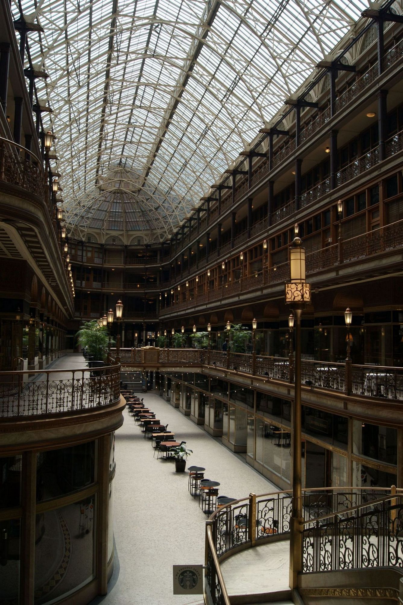 1337x2009, 547 Kb / зал, архитектура, фонарь, стол, стул, оранжерея