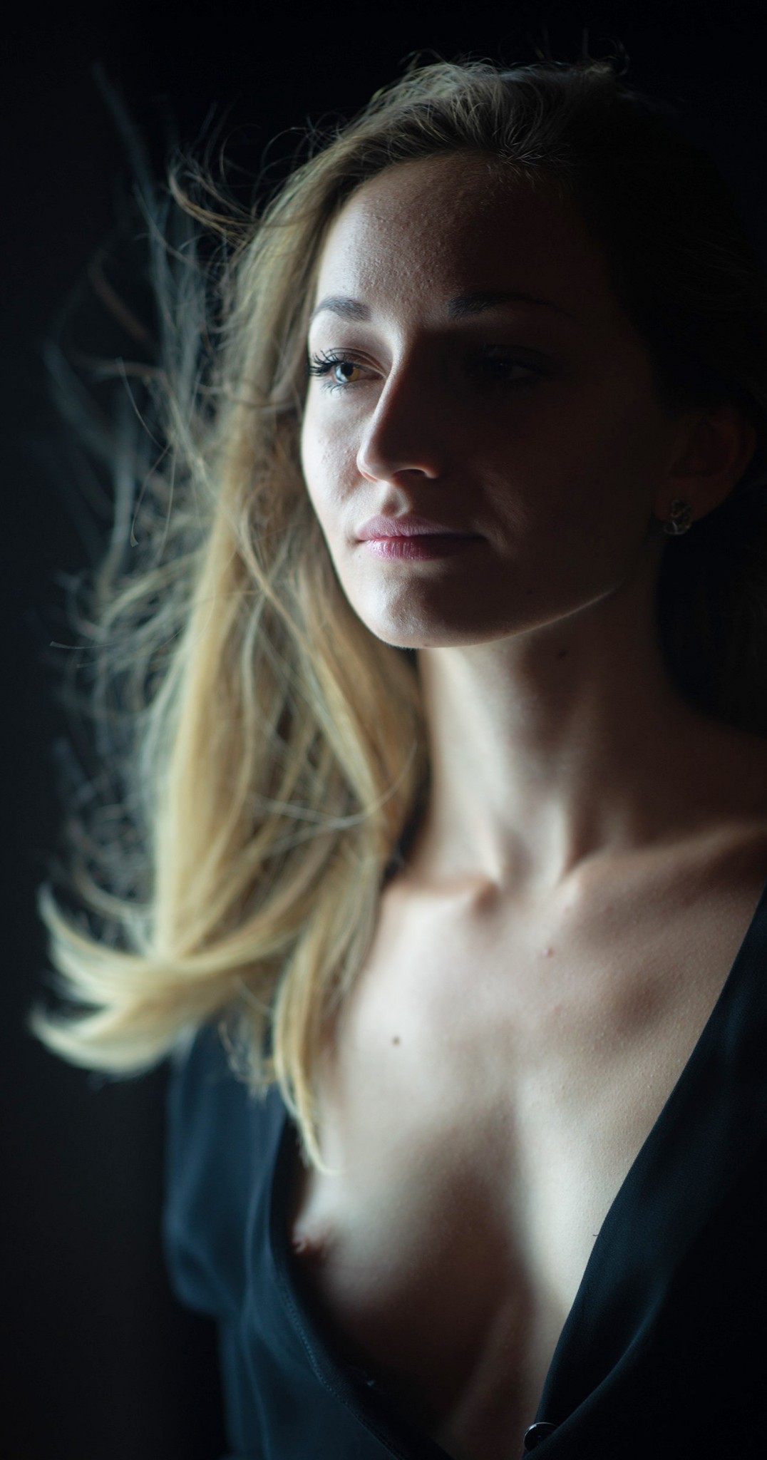 1076x2048, 232 Kb / портрет, свет, тень, декольте, платье, серьги