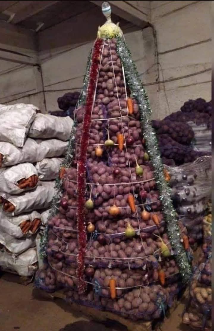 720x1112, 82 Kb / Ёлка, картошка, мешки, игрушки