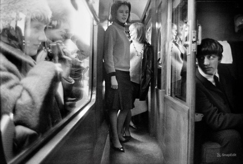 800x540, 76 Kb / ч/б, Ринго Старр, Битлз, Лондон, Англия, поезд