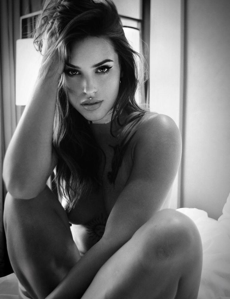 772x1004, 125 Kb / ч/б, сидит, голая, постель, пирсинг, тату, взгляд