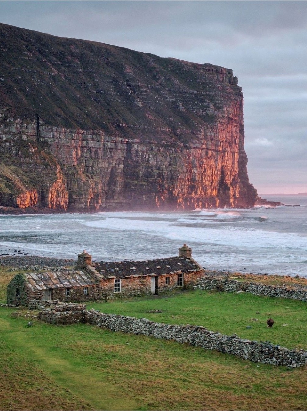 1008x1350, 461 Kb / Шотландия, горы, обрыв, океан, камни, домик в деревне, ограда, сарай