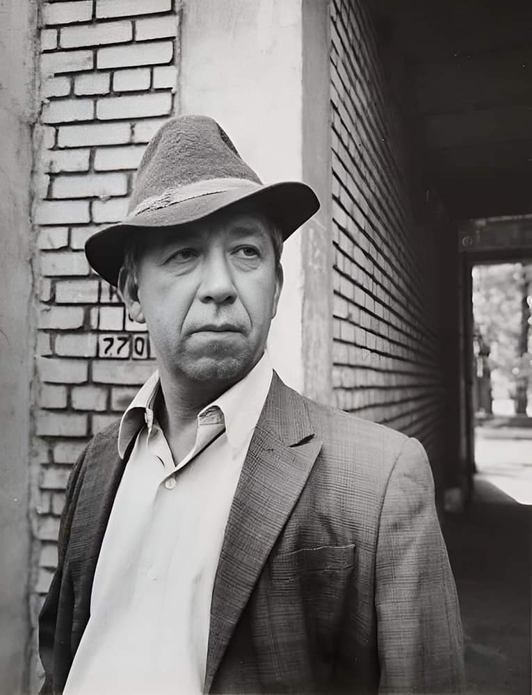 765x1000, 148 Kb / Борислав Брондуков, ч/б, шляпа, кирпич, дом, стена, пиджак