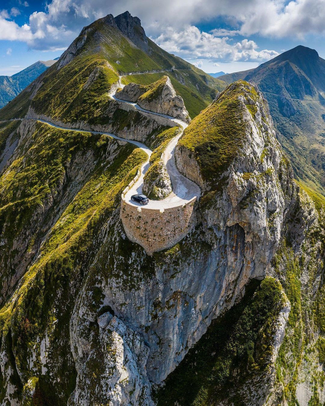 1080x1350, 540 Kb / Извилистая дорога, серпантин, горы, скалы, небо, облака, Италия, Альпы