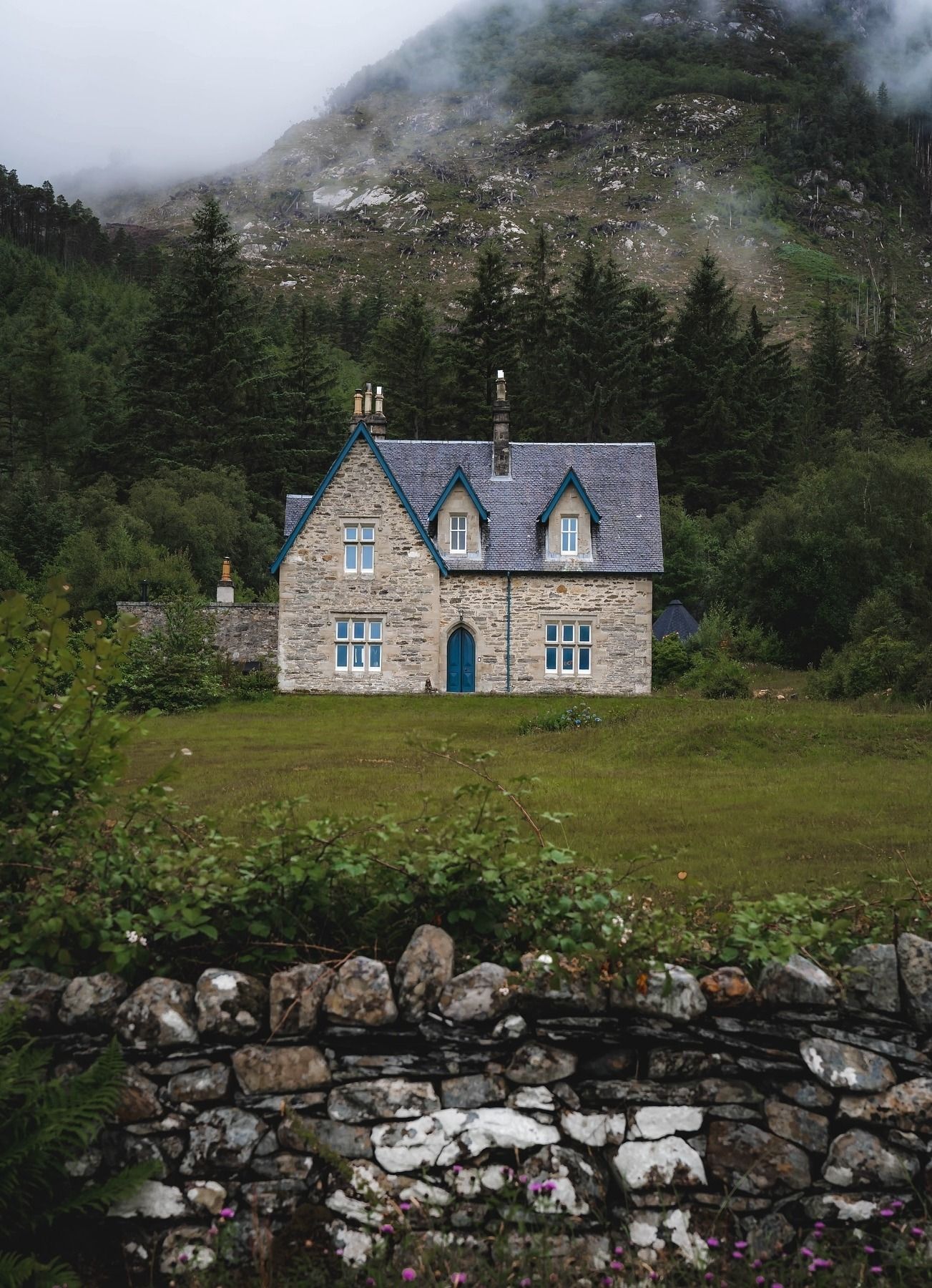 1303x1800, 415 Kb / домик в деревне, горы, камни, забор, труба, Шотландия, поместье