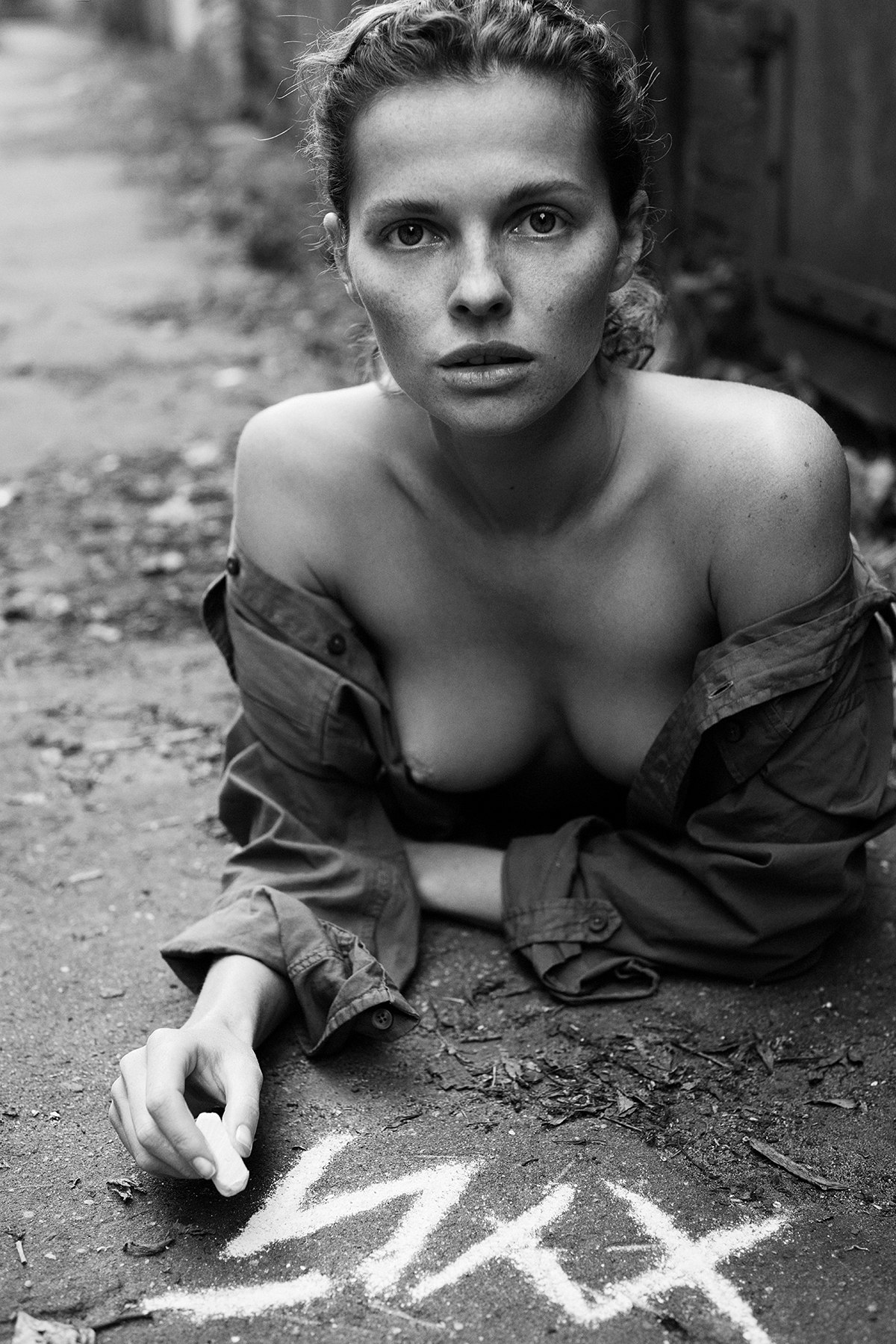 1200x1799, 476 Kb / Валерия Лахина, мел, ч/б, рубаха, Дмитрий Чапала