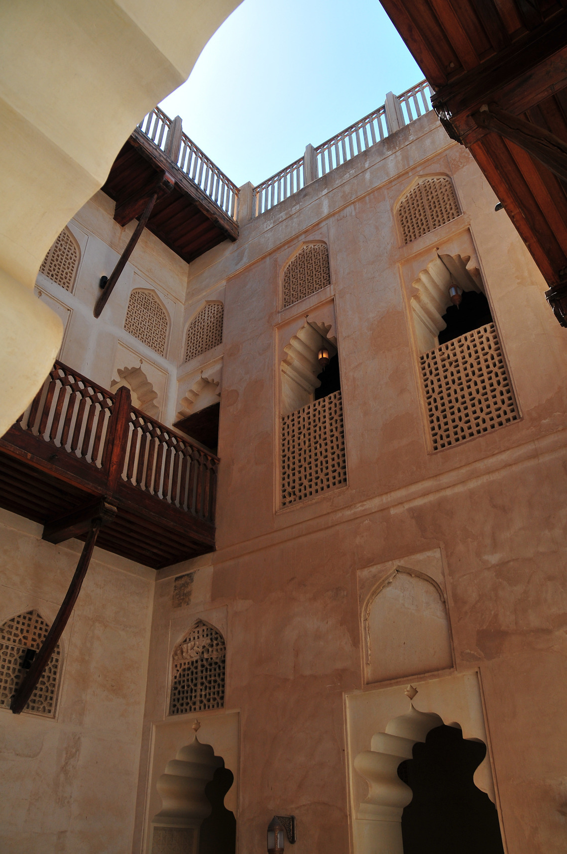 1139x1715, 541 Kb / Дом, балкон, терраса, двор, архитектура, колодец