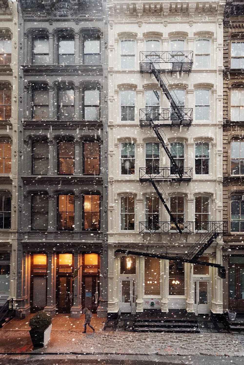 1000x1492, 399 Kb / снег, дом, город, улица, лестница, многоэтажка