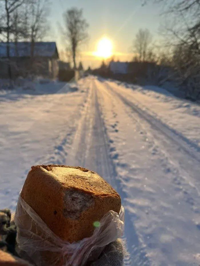 700x933, 81 Kb / Зима, снег, дорога, хлеб, укус, пакет, буханка, солнце, рассвет, закат