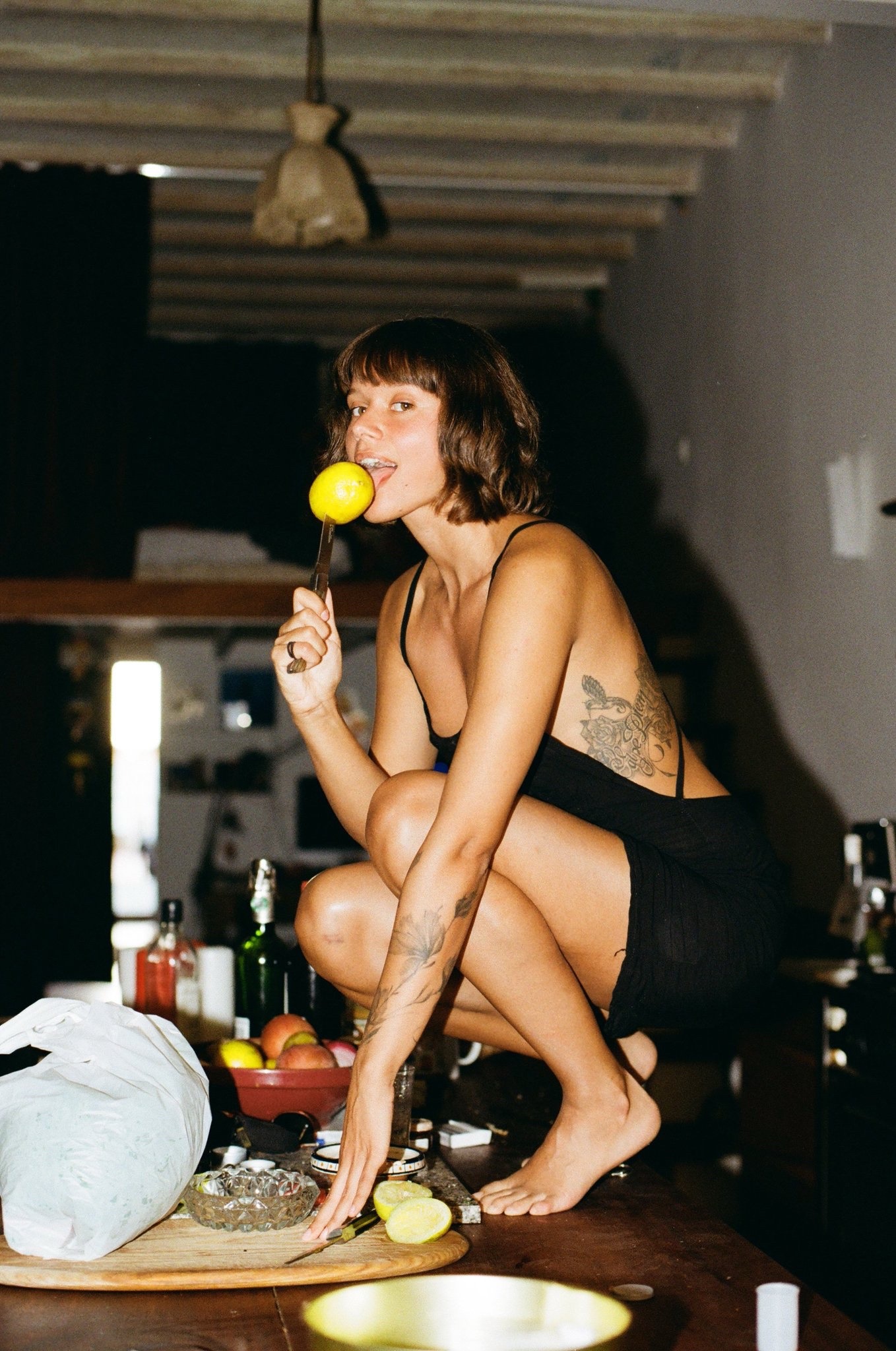 1358x2048, 547 Kb / Платье, тату, стол, нож, яблоко, бутылка, пепельница