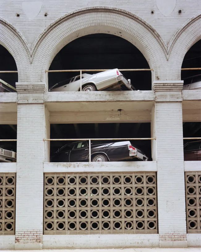 650x815, 107 Kb / автомобиль, классика, ретро, парковка, США, арка, колонна