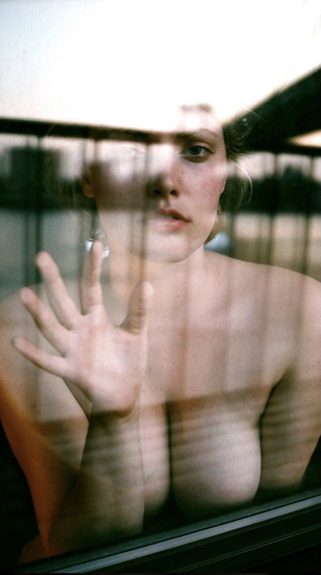 1027x1838, 300 Kb / отражение, стекло