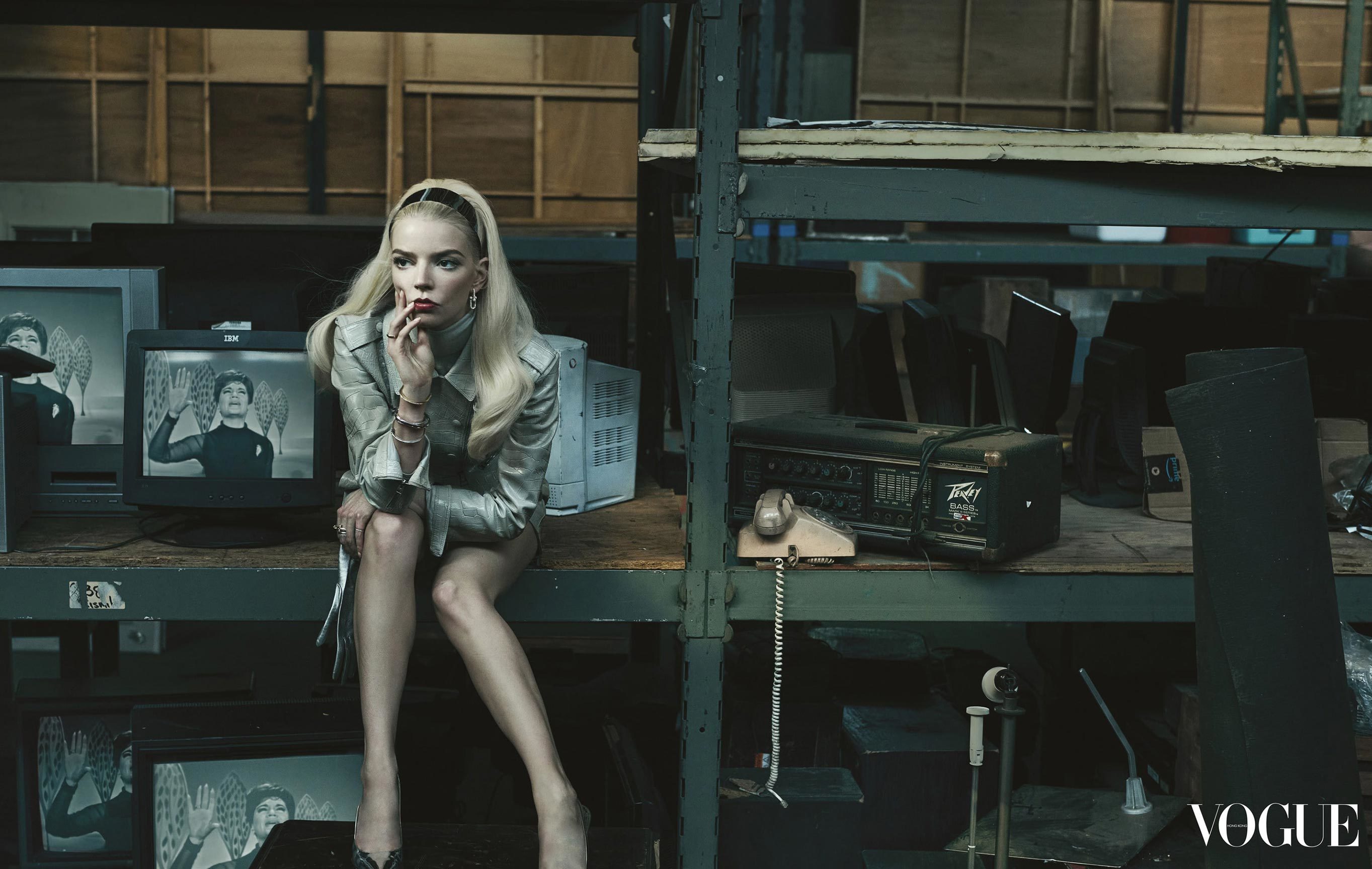 2727x1727, 429 Kb / Anya Taylor-Joy, телевизор, стеллаж, телефон, магнитофон
